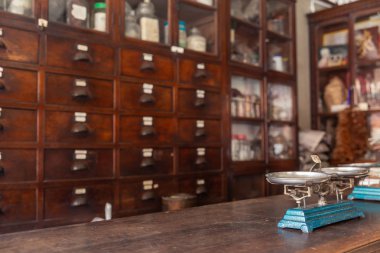 Asya tarzı Tay Çin Hint bitkisel geleneksel ot dükkanı çok eski ahşap sayaç ölçekte denge ile