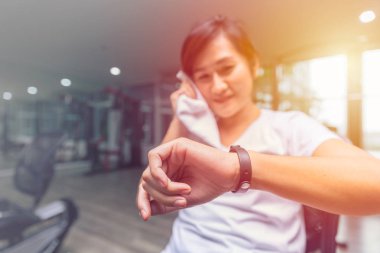 Sağlıklı kız Fitness izci akıllı sağlık bilezik mutlu ve smile spor kulübü.