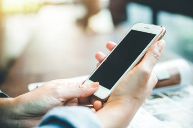 closeup parmak evde Smartphone-e doğru parmak tarama boş ekran düğmesi