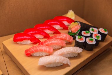 Suşi sahte bambu ahşap görüntü örnek Japonya'da Japon gıda Mix ayarla