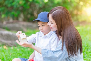 Güzel oğlu yeşil parkta oynarken güzel Asya Anne