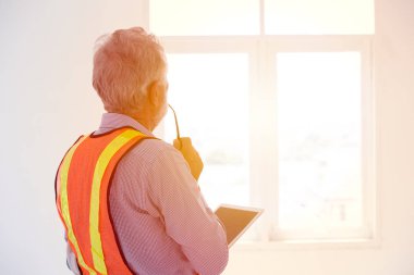 Kıdemli mühendis Windows ileride geliştirme proje konsepti için düşünme