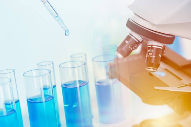 Mikroskop ile bilim kimyasal tıbbi araştırma laboratuvarı.