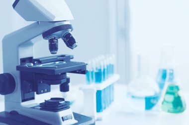 bilim laboratuarı mikroskopla alanı için arka plan mavi renk tonu