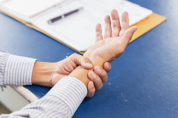 Dolor Muñeca Primer Plano Mano Mantenga Masaje Alivio Dolor —  Fotos de Stock