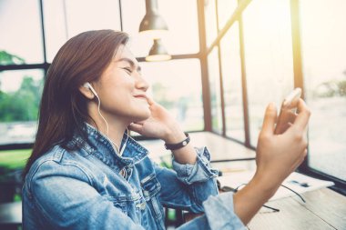 Hipster kadın zevk dinleme müzik telefon app kafe tatil dinlenmek