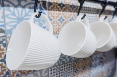 satır mutfak duvarda asılı temiz yeni beyaz kahve Kupası