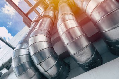 Endüstriyel boru. Grup bina arasında fabrika ısı boru su soğutma hava havalandırma transfer metal boru hatları