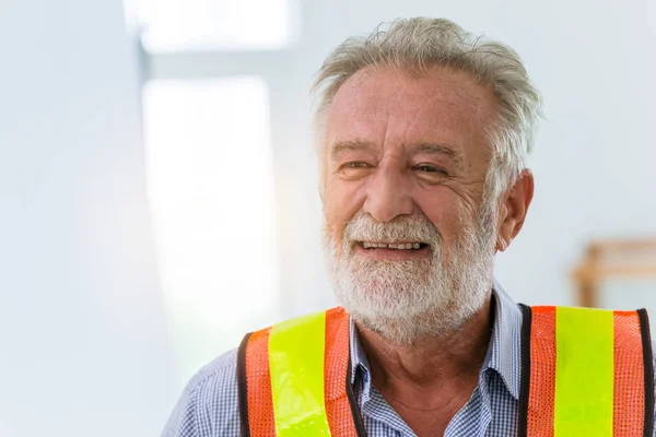 Ingeniero Senior Trabajador Feliz Sonrisa Amistosa Felicidad Concepto Trabajo — Foto de Stock