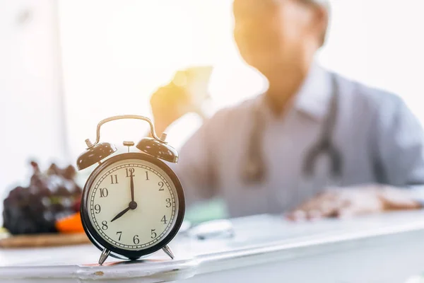Uhr Auf Dem Arzttisch Für Zeiten Zum Gesundheits Check Terminkonzept — Stockfoto