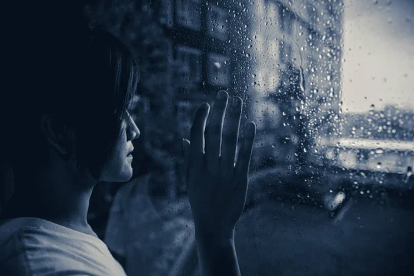 Sadly Woman Looking Out Windows Raining Drops Dark Mood Dim — Stock Photo, Image