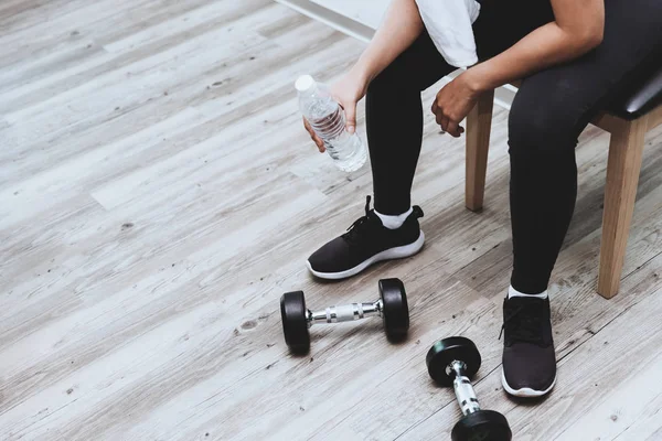 Fitness Girl Pause Für Trinkwasser Sitzen Mit Kurzhanteln Krafttraining Mit — Stockfoto