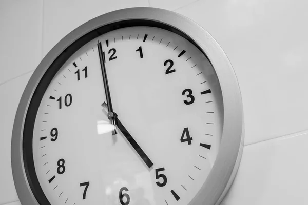 Closeup Relógio Simples Parede Branca Tempo Horas — Fotografia de Stock