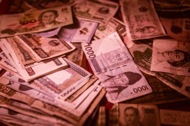 banknot kırmızı renk tonu para kriz mali iflas kavramı mix