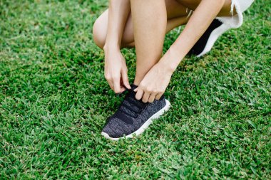 spor açık kavramı, kız teen kravat ayakkabısını cam futbol sahasında çalışan.