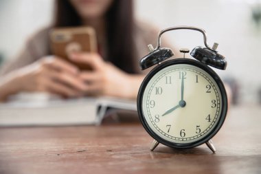 smartphone için atık zaman kitap okurken oynarken bulanıklık kız teen ile saat oynamak bağımlısı telefon sosyal sohbet sorun öğrenci okul sınıf kavramı