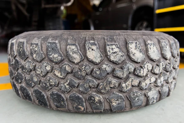 旧轮胎裂纹橡胶车脏过期轮胎更换车库 — 图库照片