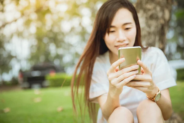 Aziatische Tiener Geniet Met Behulp Van Smartphone Connectiviteit Levensstijl Buiten — Stockfoto