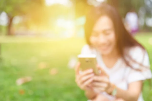 Meisje Tiener Met Behulp Van Smartphone Lach Glimlach Voor Achtergrond — Stockfoto