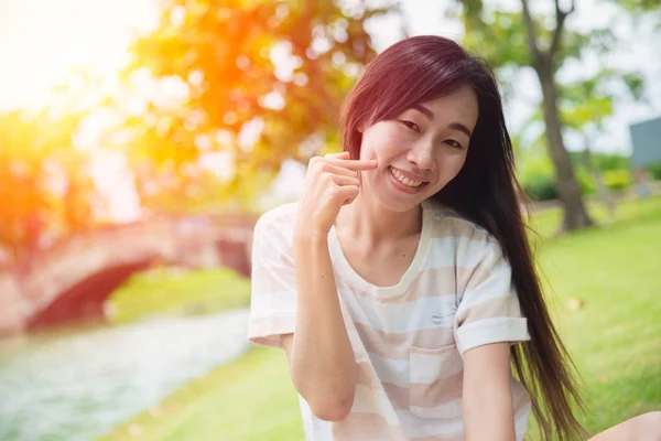 Bonito Ásia Mulher Sorriso Com Dedo Covinhas Bochecha Parque — Fotografia de Stock