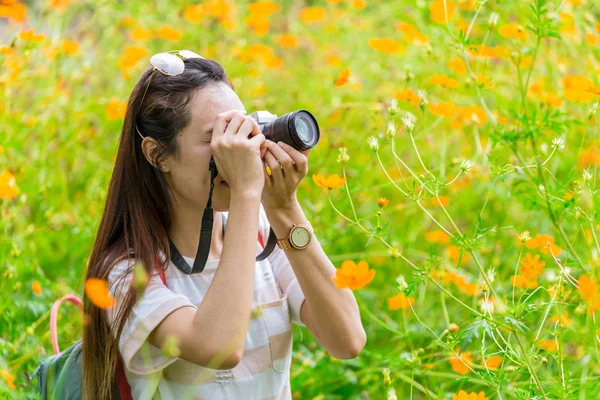 Menina Adolescente Desfrutar Férias Com Fotografia Bela Flor Parque — Fotografia de Stock