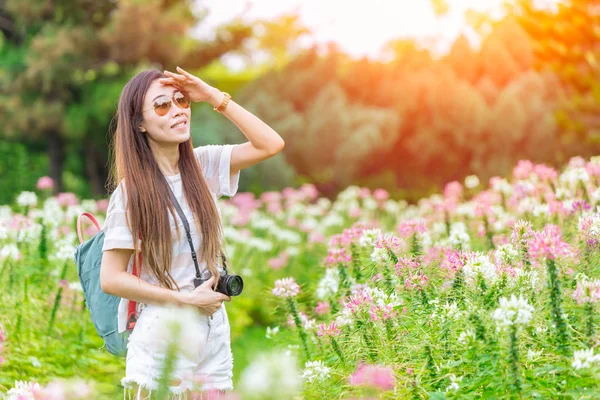 Tiener Student Het Bloemenpark Vinden Sommige Soorten Van Natuur Het — Stockfoto