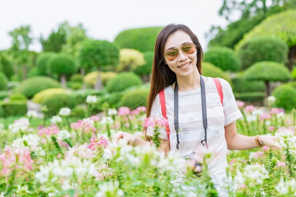 Aziatische Tiener Reizen Het Groene Park Tuin Ontspannen Zomervakantie — Stockfoto