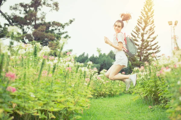 Meisje Schattige Tiener Leven Geluk Springen Het Park Buiten — Stockfoto