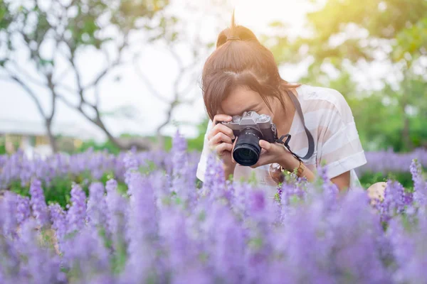 Chica Adolescente Disfrutar Vacaciones Con Fotografía Hermosa Flor Parque — Foto de Stock