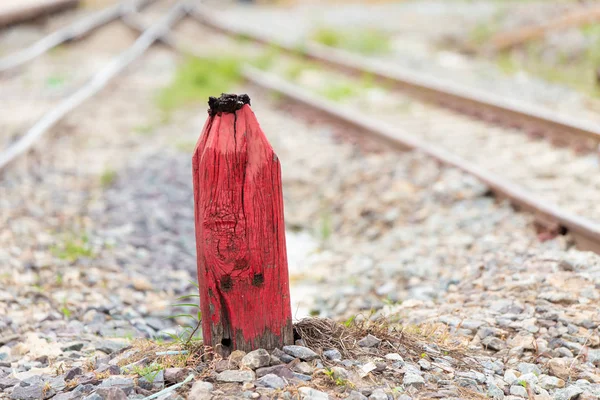 Παλιό Ξύλινο Κόκκινο Πυλώνα Για Προειδοποίηση Στο Σπλιτ Σιδηροδρόμου Κομμάτια — Φωτογραφία Αρχείου
