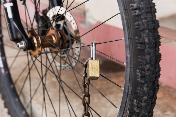 Old Bicycle Strong Security Lock Key Chain Front Wheel — Stock Photo, Image