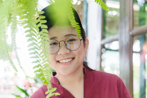 Leuke Aziatische Dikke Tiener Glimlach Met Glazen Gelukkig Expressie Met — Stockfoto
