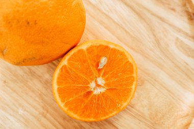 ahşap masa arka planda turuncu meyve dilim