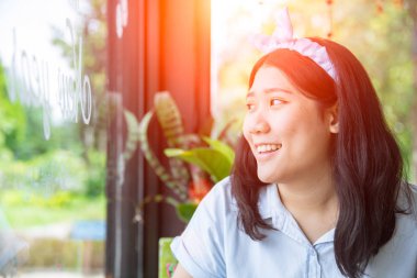 Sevimli Asya tombul tombul şişman genç teen gülümseme windows