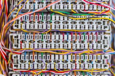 Renkli telefon kablo hatları analog Pbx kutusunda karmaşık massy yönetilen