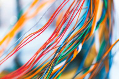 Renkli telefon kablo iletişim teknolojisi satırları portre