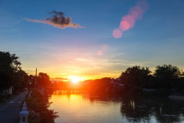Güzel nehir görünümü günbatımı Wang nehir manzara Lampang Tayland.