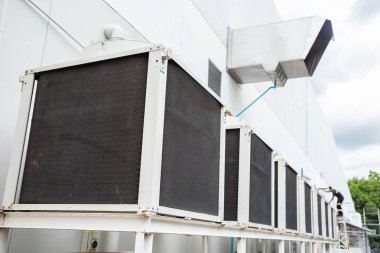 Hava havalandırma borusu Klima sistemi chiller süpermarket bina dışında sıra ile