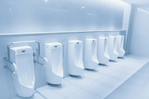 Schoon Mannelijke Toilet Rij Van Urinoirs Een Openbaar Toilet — Stockfoto