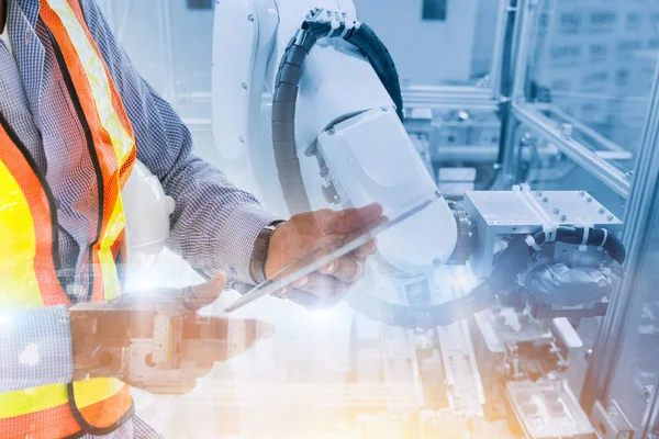 işçi tablet kumanda robot kolu üretim hattında robot mühendislik kavramı için kullanma.