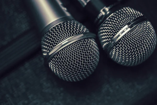 Dos Micrófonos Para Dúo Cantan Una Canción Concepto Karaoke — Foto de Stock