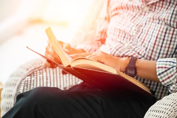 Primer Plano Anciano Hombre Lectura Libro Texto Para Autoeducación Auto — Foto de Stock