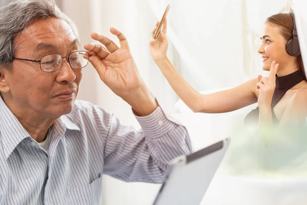 Papá Con Hija Hablando Juntos Usando Videollamada Tecnología Comunicación Dispositivos — Foto de Stock