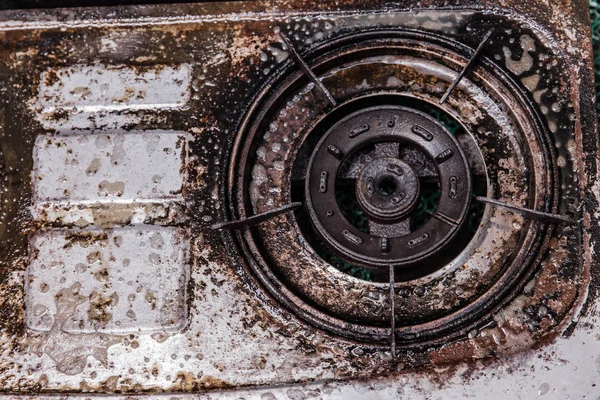 脏油蹩脚旧煤气灶不洁不健康的厨房 — 图库照片