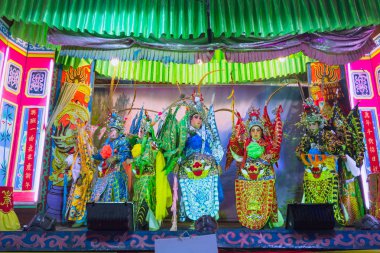 Renkli elbise ile geleneksel Kanton kültür performans müzik opera, Çinli oyuncu. Lampang, Thailand, Mart 2018.