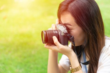 Asya teen aynasızlar dijital kamera kullanarak bir fotoğraf çekmek