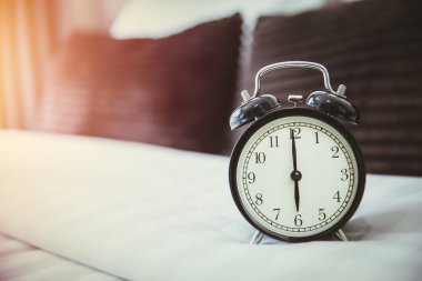 Retro saat kötü sabahı saat 6'yatak odasında kez uyan