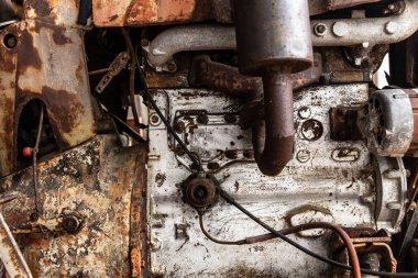 Eski grunge yıpranmış paslı kamyon motoru yakın detay