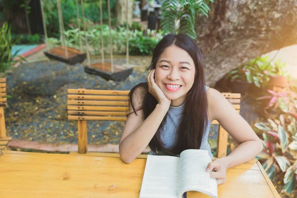 Asiática Chica Adolescente Sonrisa Disfrutar Leyendo Libro Vacaciones — Foto de Stock