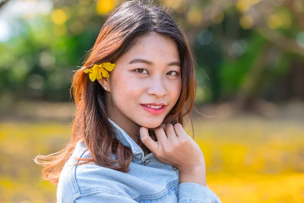 Porträtt Söt Asiatisk Thai Kvinna Med Blomman Vacker Flicka — Stockfoto